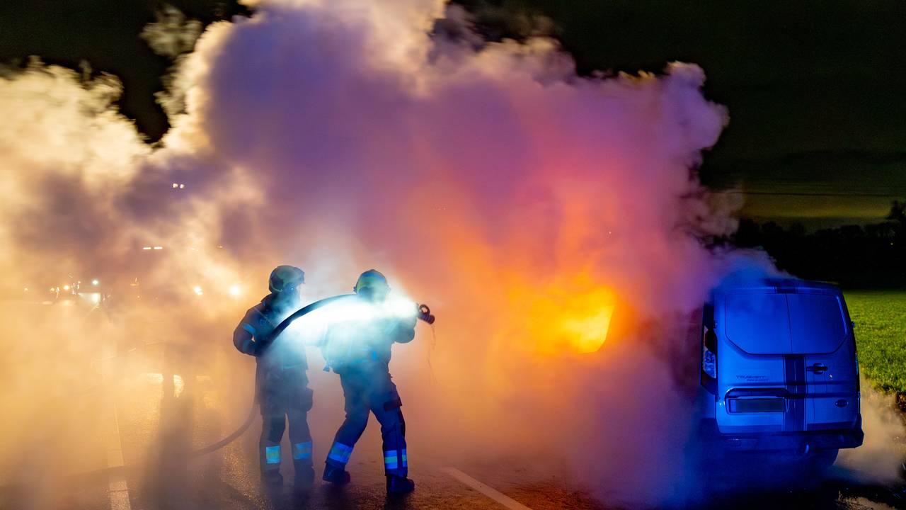 Bestelwagen in brand op N267 (foto: Jurgen Versteeg / SQ Vision).