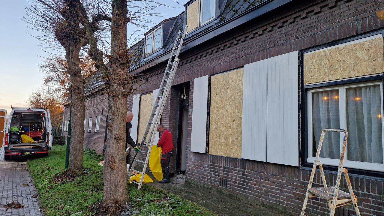 De ramen zijn dichtgetimmerd na de explosie (foto: Noël van Hooft).