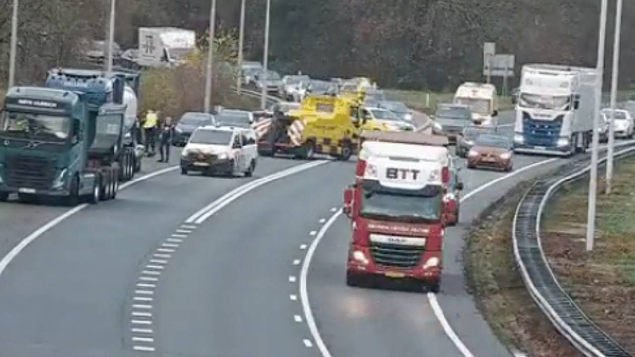 Ellenlange file op de A58 na ongeluk bij Oirschot.