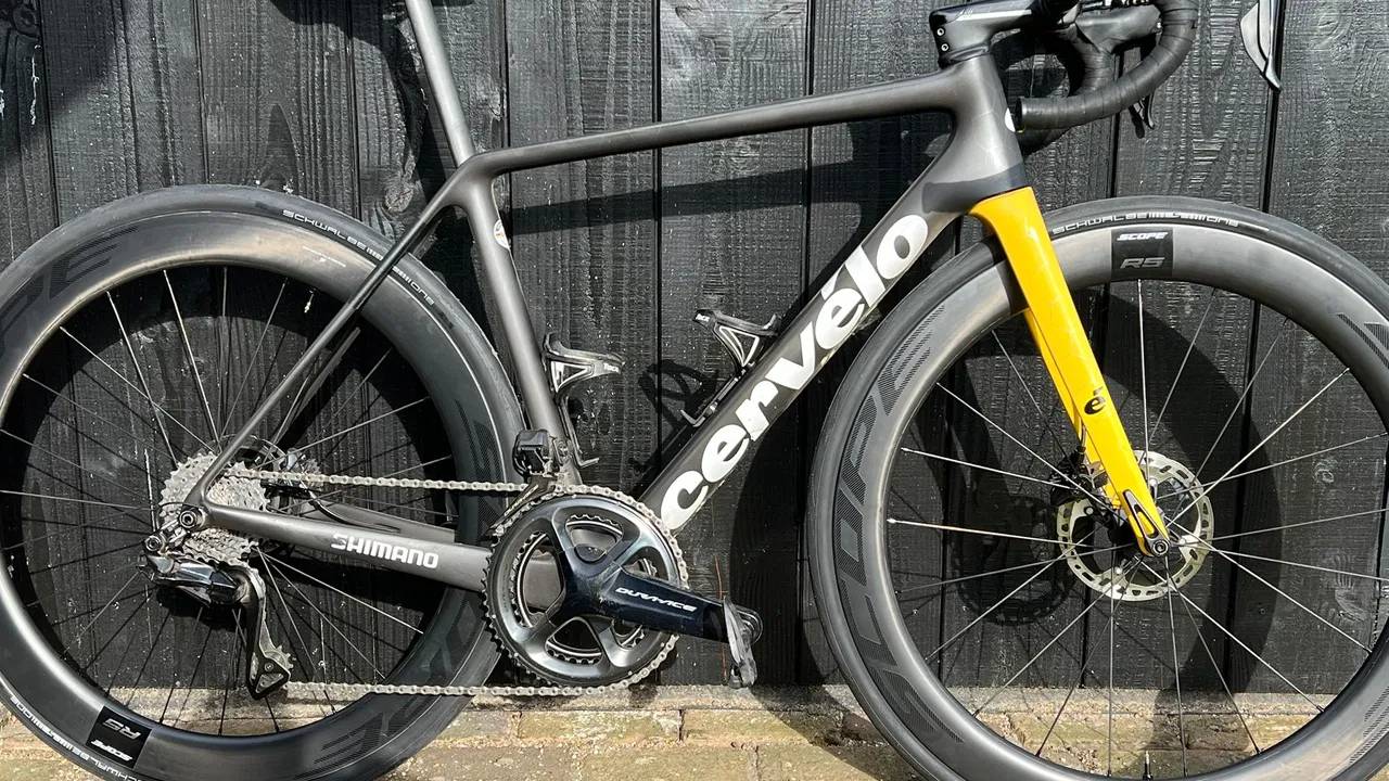 De gestolen fiets van Jumbo Visma (foto: DTV Nieuws)