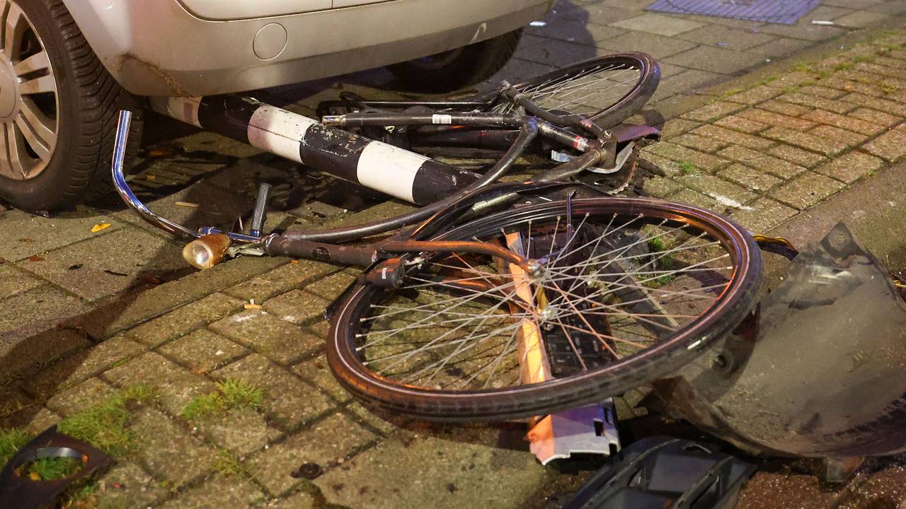Fietsster zwaargewond na botsing met auto.