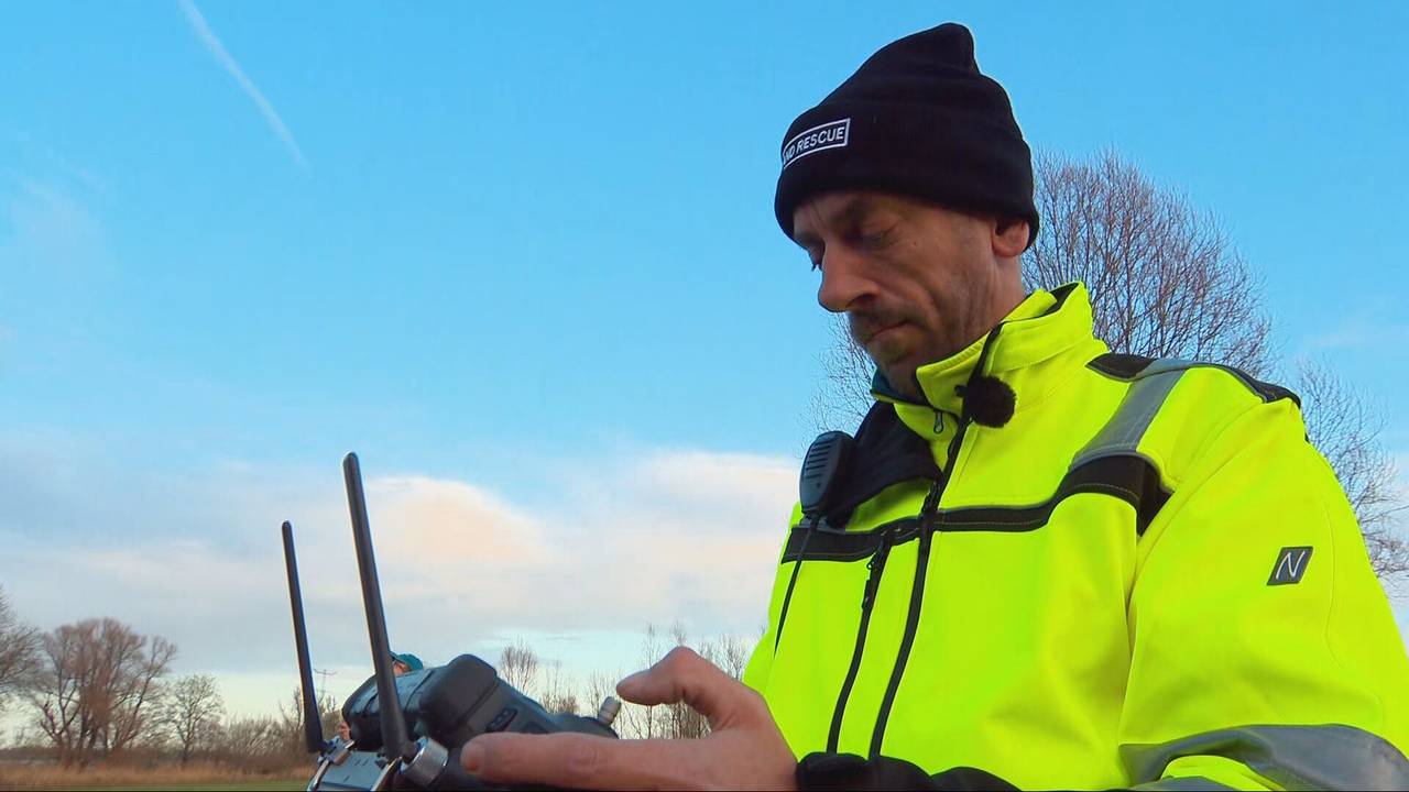Pave Verbeek bekijkt de beelden van zijn drone in de hoop iets van Yoran te zien (foto: Omroep Brabant).