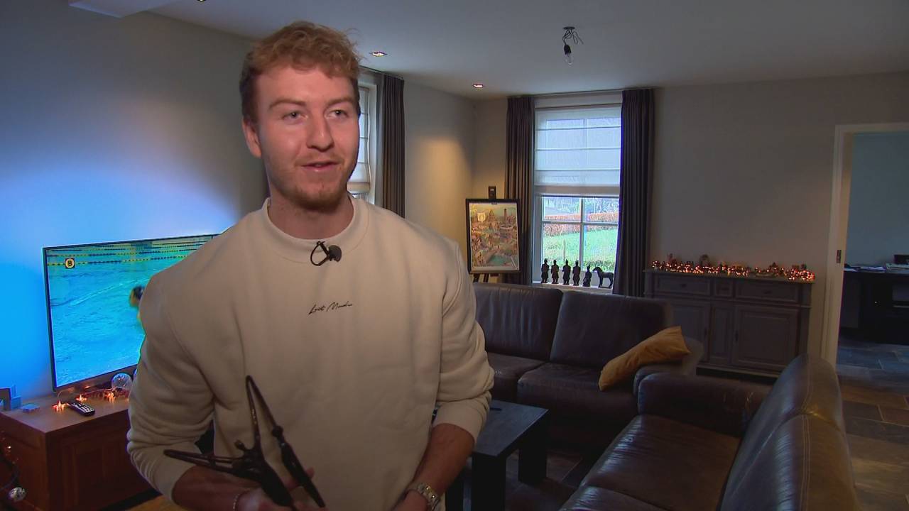 Giel met het beeldje van de prijswinnaar in zijn hand (foto: Omroep Brabant)