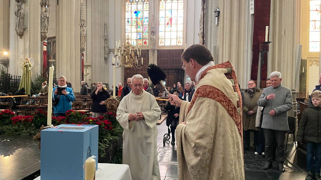 De nieuwe tijdcapsule met 600 briefjes wordt gezegend en opgeborgen in de koepel (foto: René van Hoof)
