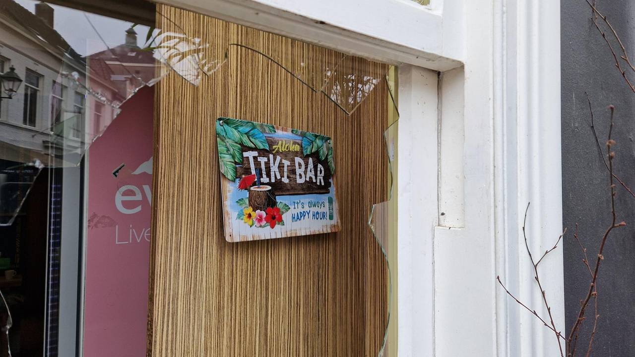 Bij restaurant Kahuna sneuvelden de ramen ook (foto: Omroep Brabant).