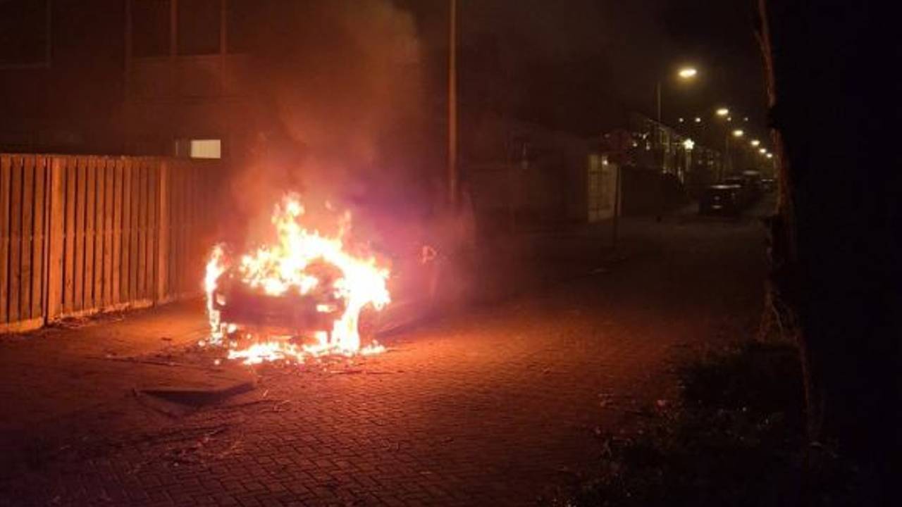 De autobrand is aangestoken (foto: Instagram wijkagenten_Tilburgcentrum).
