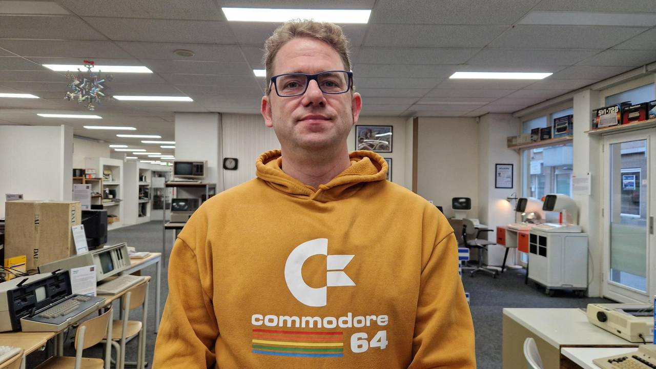 Computer historicus Bart van den Akker in zijn museum (Foto: Omroep Brabant).