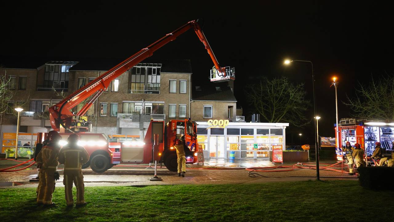 De brandweer inspecteert het dak en de gasflessen vanuit een hoogwerker (foto: Sander van Gils / SQ Vision). 