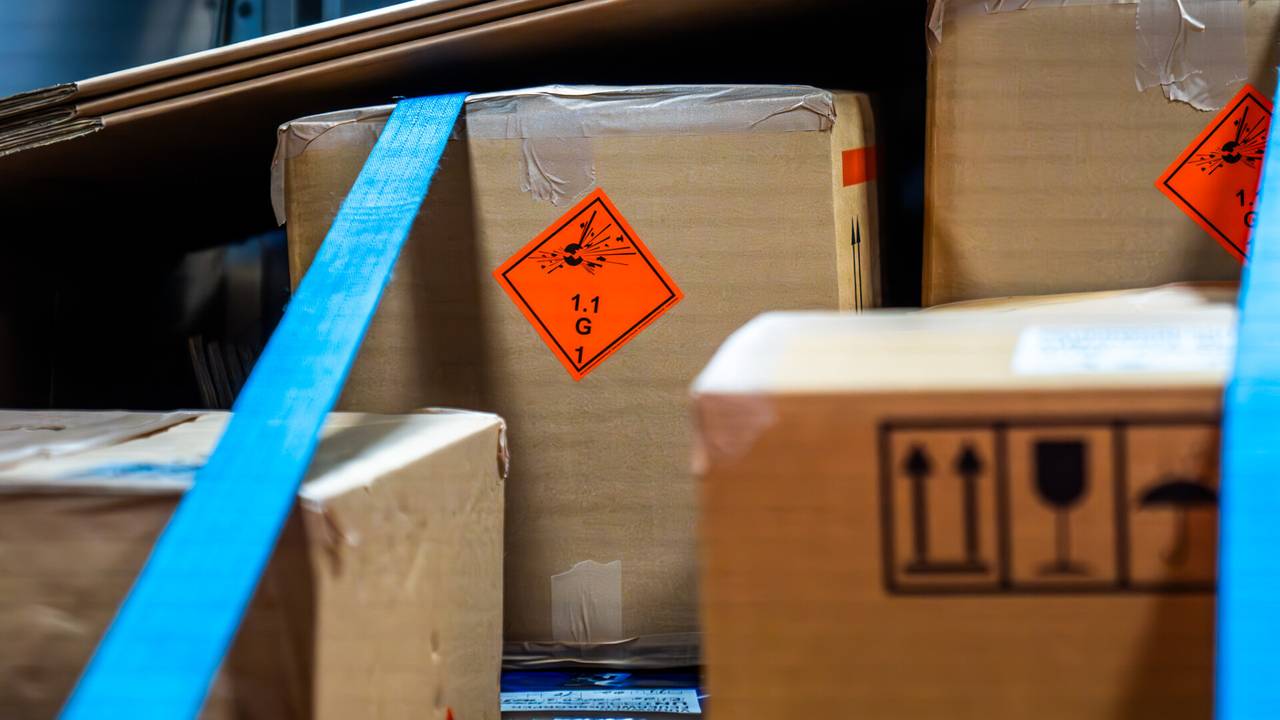 Vanwege de vuurwerkvondst werd een man aangehouden (foto: Dave Hendriks/SQ Vision).