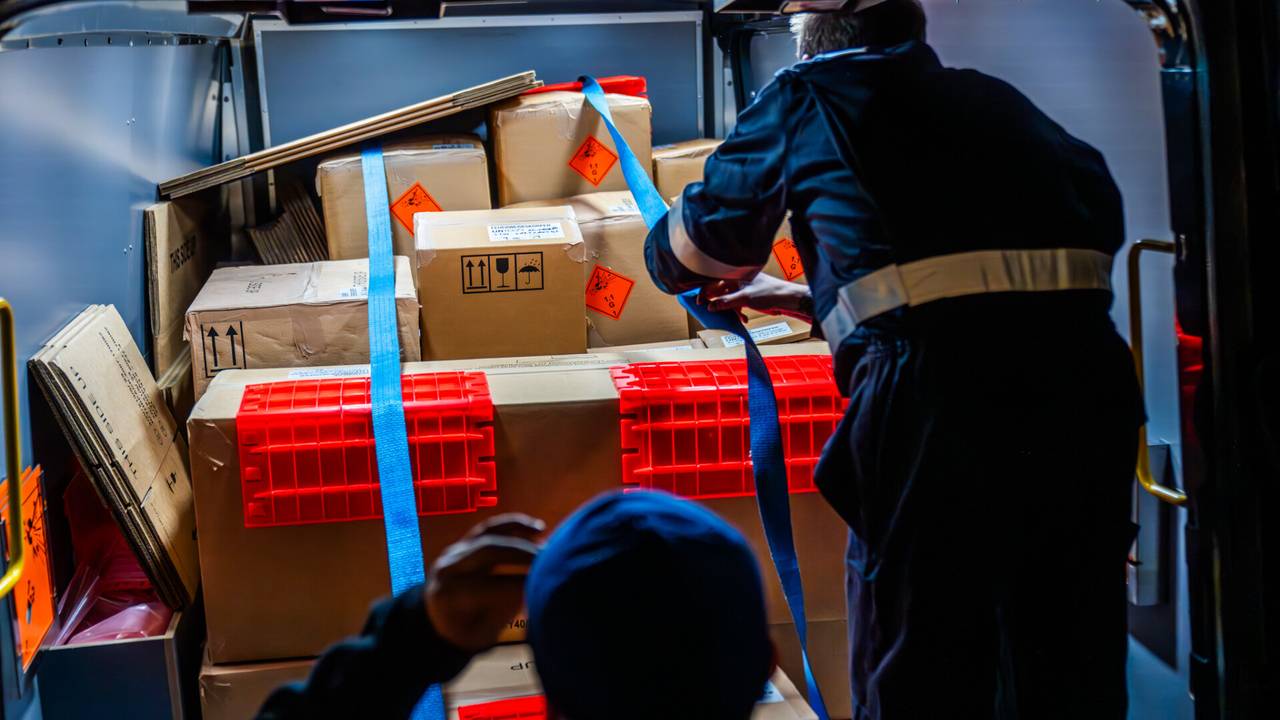 Een gespecialiseerd bedrijf heeft het vuurwerk meegenomen (foto: Dave Hendriks/SQ Vision).