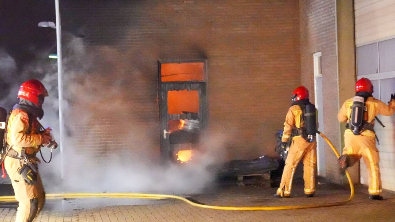 Het vuur zou van buiten naar binnen zijn geslagen (foto: Harrie Grijseels/SQ Vision).
