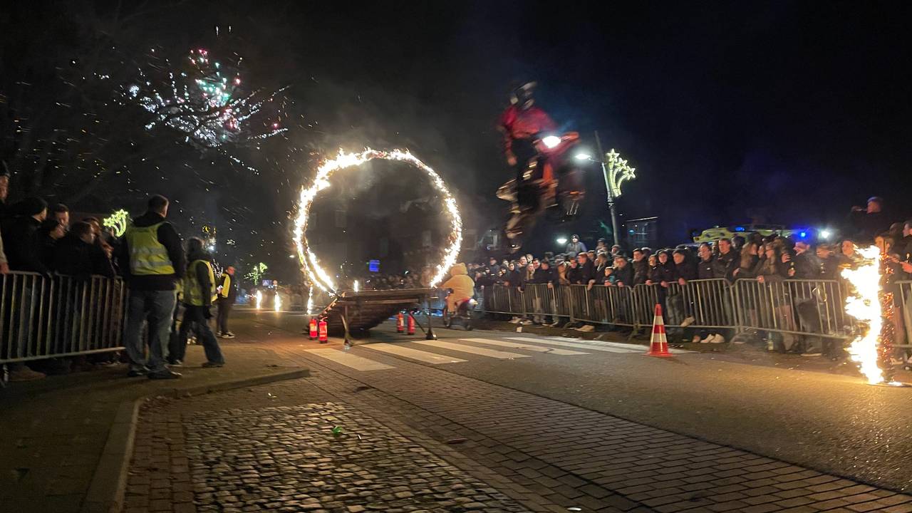 Midden in Boekel springen motorrijders door een brandende hoepel.