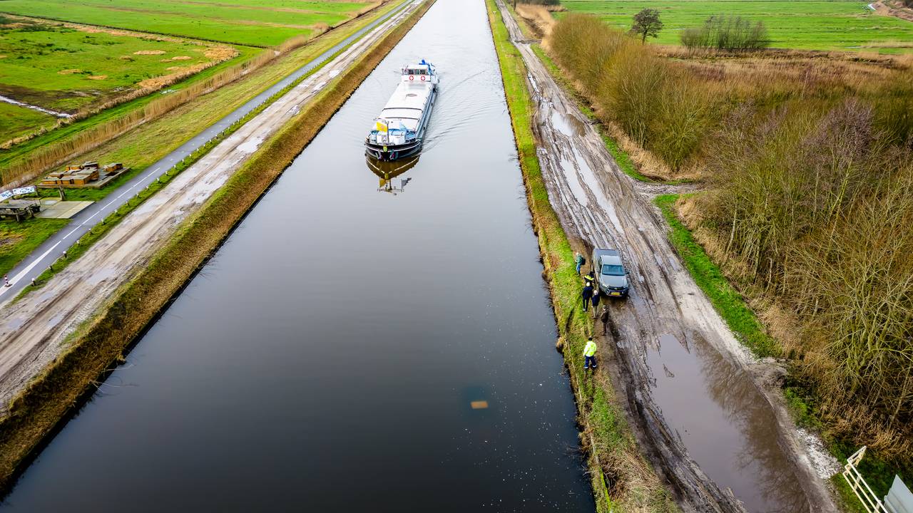 De auto is gezonken in het kanaal (foto: Jack Brekelmans/SQ Vision).
