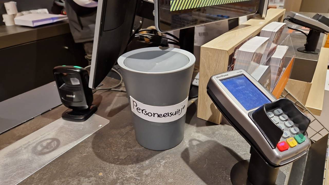 De nieuwe fooienpot voor het personeelsuitje van de Blokker-medewerkers in Veldhoven (foto: Saskia Verharen).