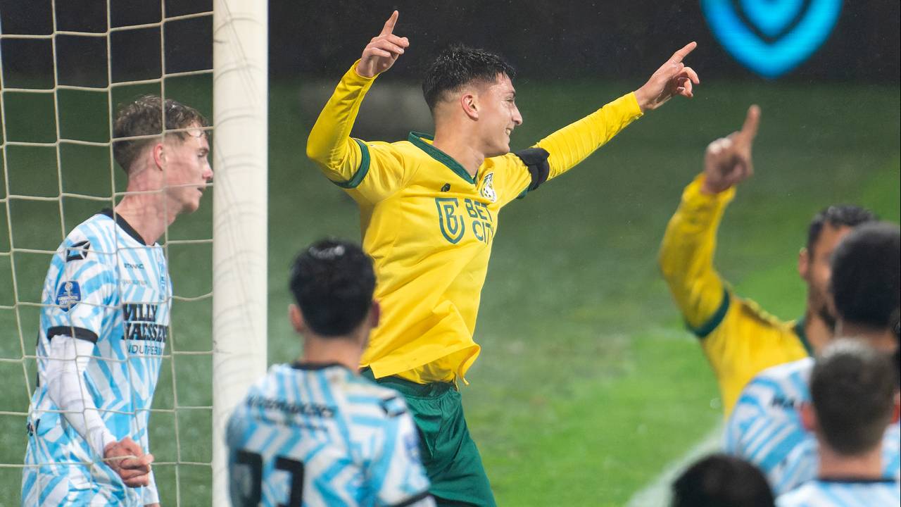 Ezequiel Bullaude van Fortuna Sittard viert de 3-0 tegen RKC (foto: Orange Pictures).