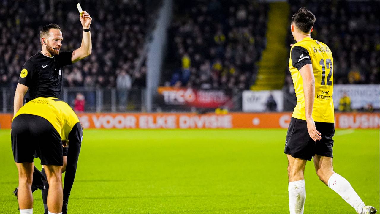 NAC-speler Leo Greiml krijgt een tweede gele en daarmee een rode kaart (foto: Orange Pictures).