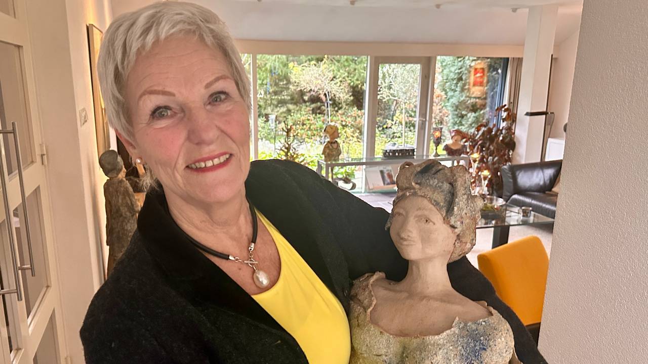 Marleen de Man met een beeld uit haar collectie, toen ze nog een gezicht kon maken. (Foto: Jan Peels)