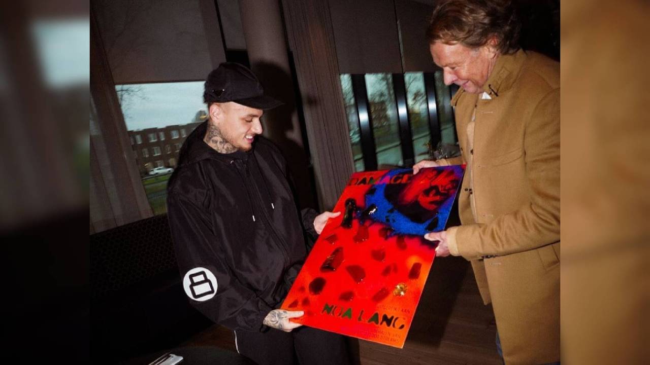 Noa Lang ontvangt de gouden plaat (foto: Instagram Noa Lang).