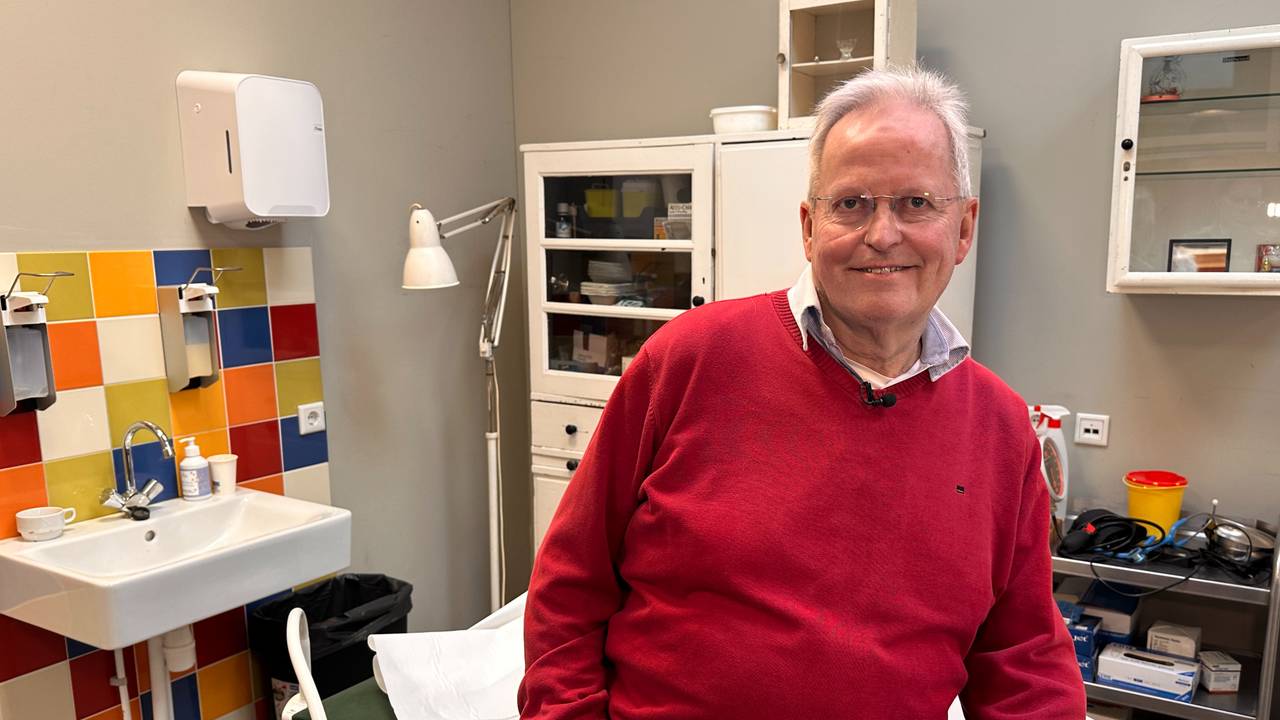 Sjaak van Dorst in zijn praktijk vol oude spullen (foto: Jan Peels)