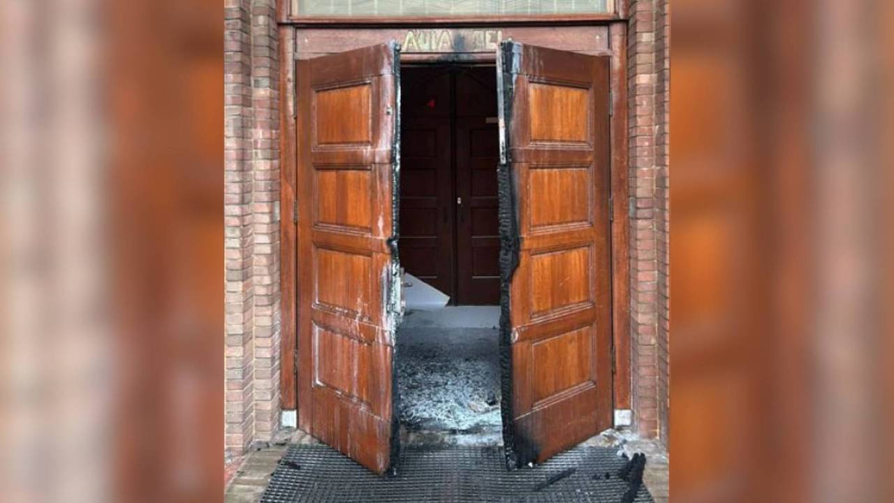 De massieve deuren zijn in brand gestoken (foto: Geert Siefken).