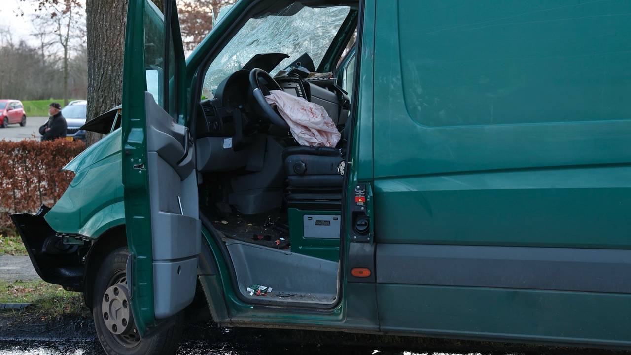 Twee Inzittenden van een bestelbus gewond na botsing tegen boom.