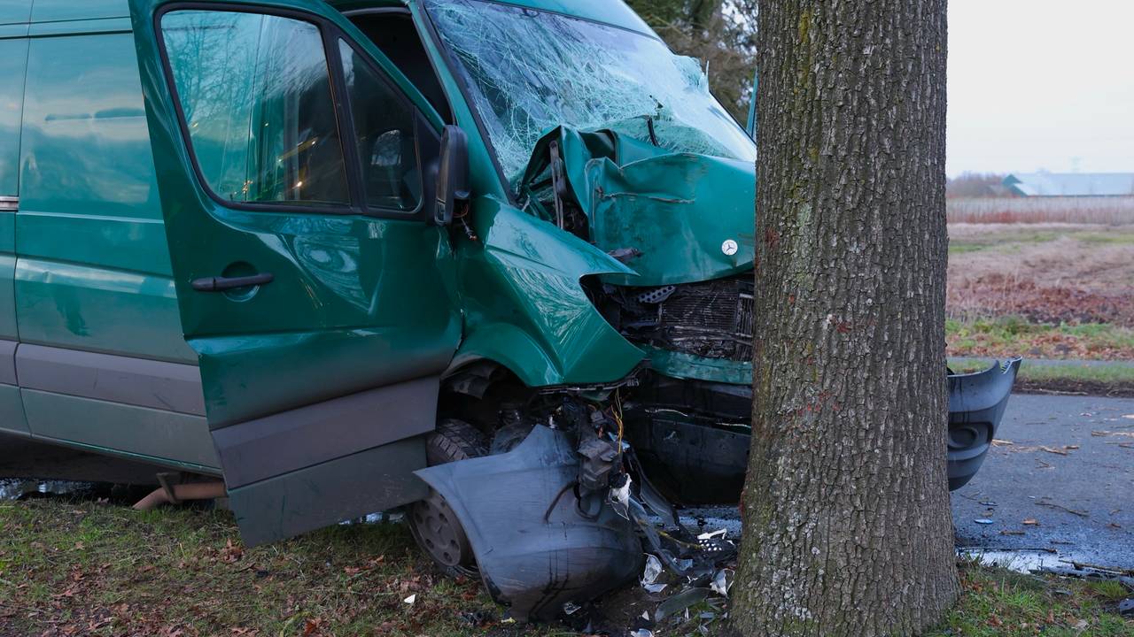 De bus maakte een flinke klap (foto: Sander van Gils/SQ Vision).