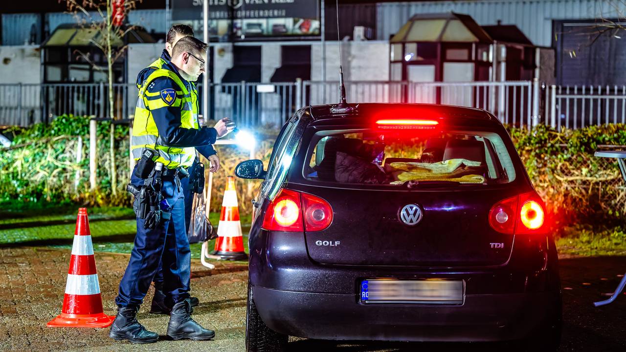 Mensen beboet bij politiecontroles (foto: Jack Brekelmans / SQ Vision).