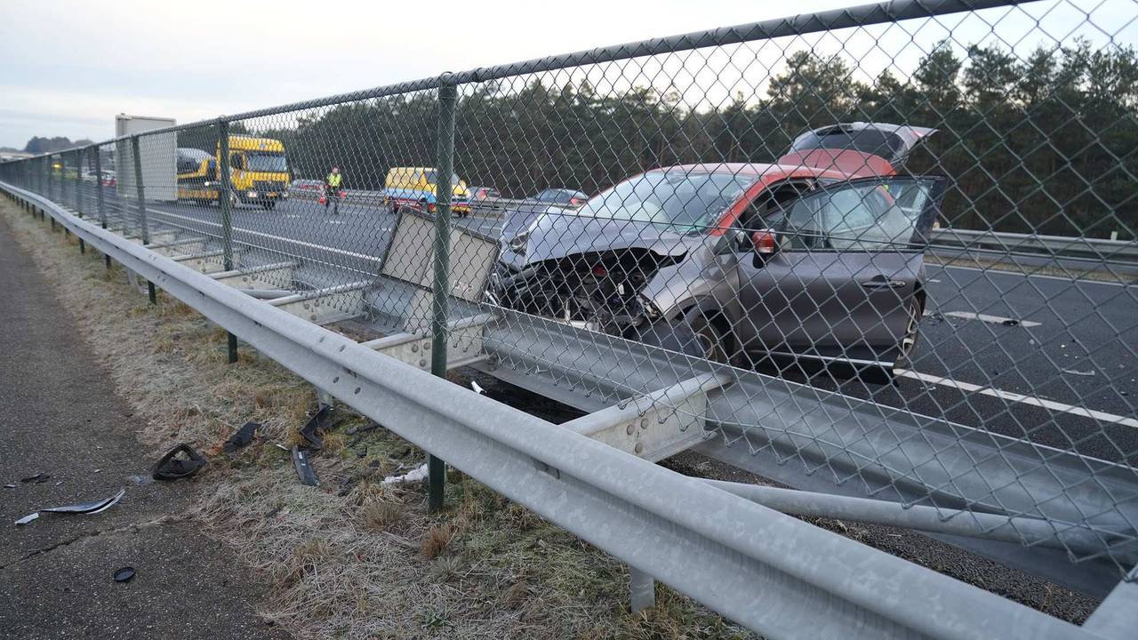 Vrouw gewond bij botsing op de A2, auto eindigt tegen vangrail.