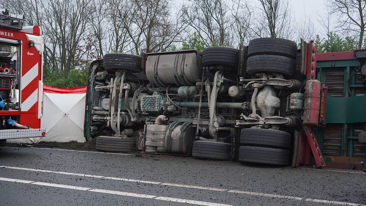 Bestuurder ernstig gewond bij ongeval met gekantelde vrachtwagen.