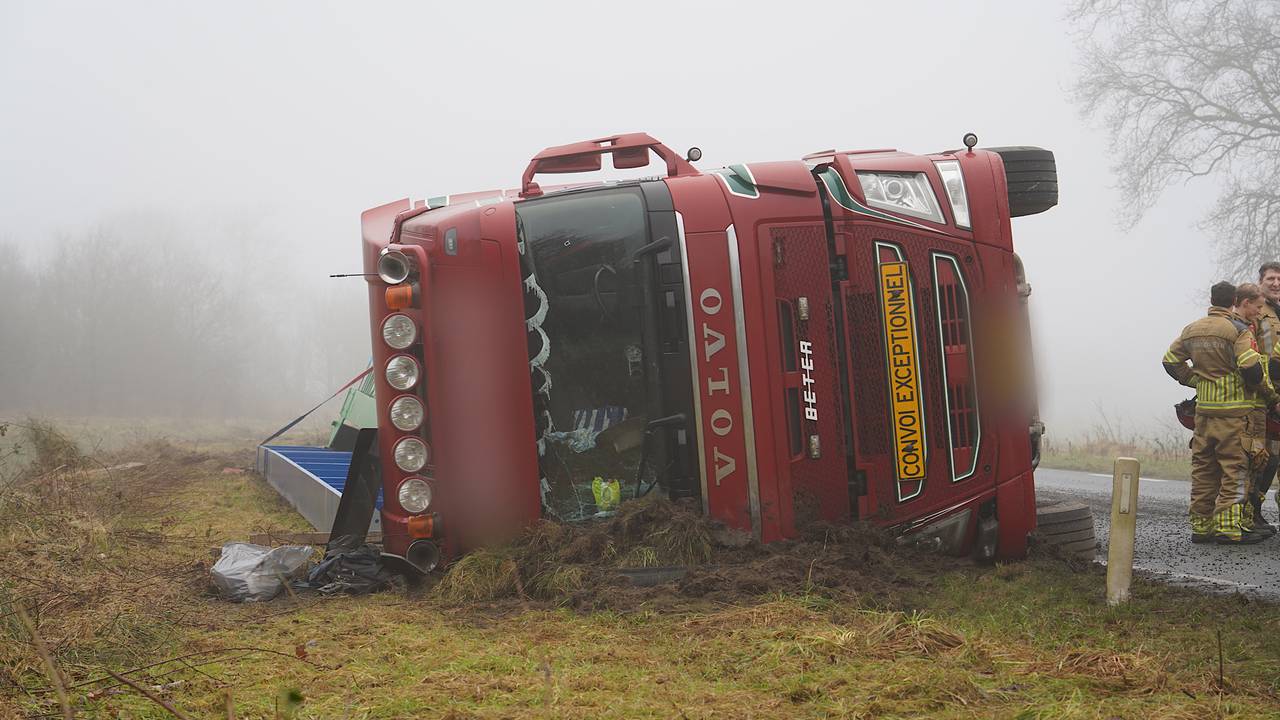 Bestuurder van gekantelde vrachtwagen overleden.