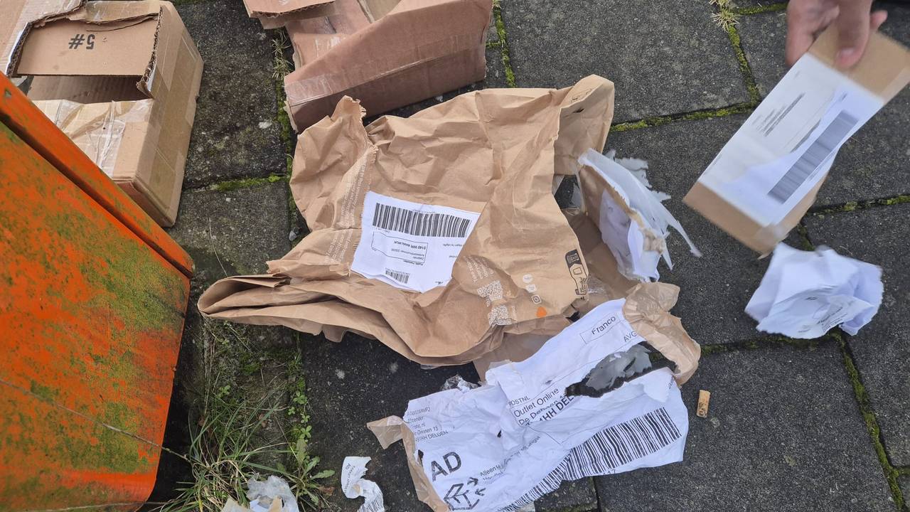 De pakketten lagen opengescheurd op straat (foto: Layla).