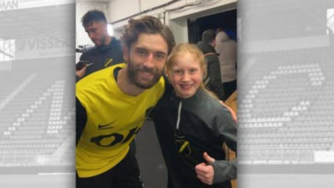 Jeanna met NAC-aanvoerder Jan van den Bergh (foto: NAC.nl).