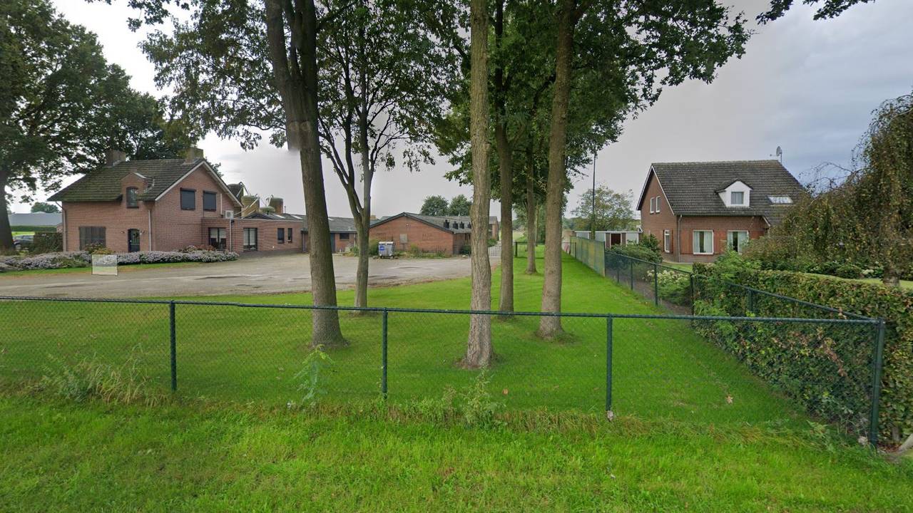 Het huis van Paul (rechts) en de buurman die zijn stal wil uitbreiden (Bron: Google Maps Streetview).
