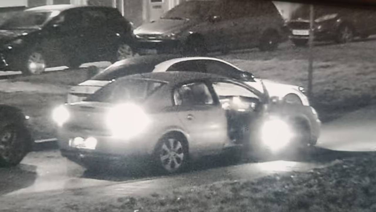 Een vrouw stapte uit deze auto en beroofde een andere vrouw van haar tas (foto: Politie).