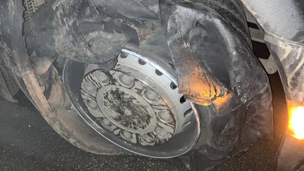 De kapotte vrachtwagen (foto: Rijkswaterstaat).