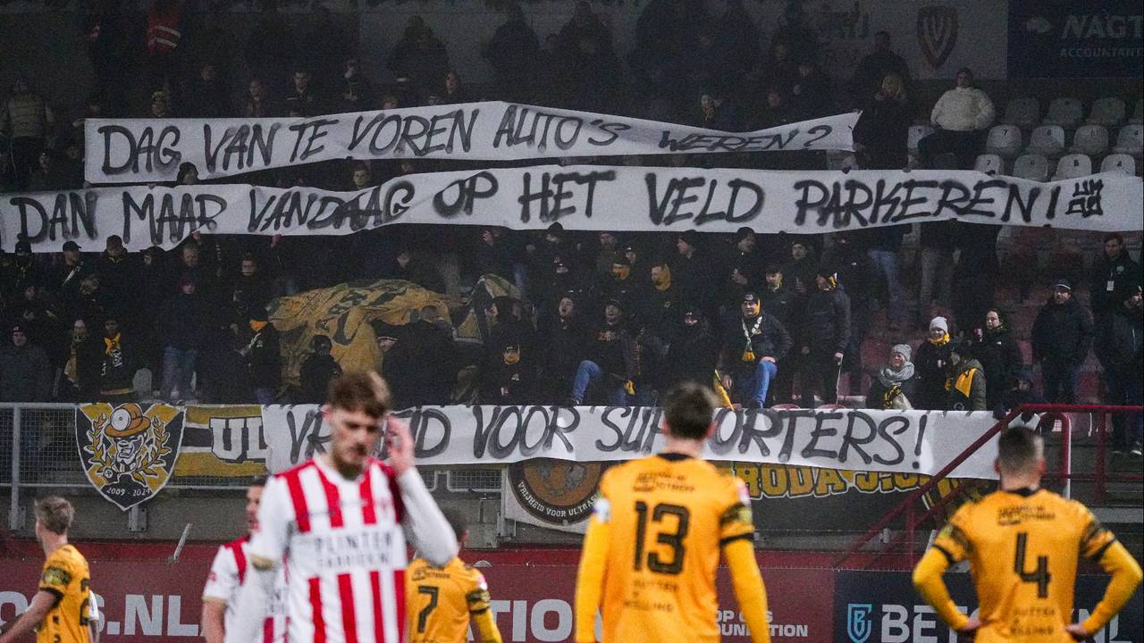 De Roda JC-supporters hebben ook spandoeken met boze leuzen meegenomen (Foto: Orange Pictures).
