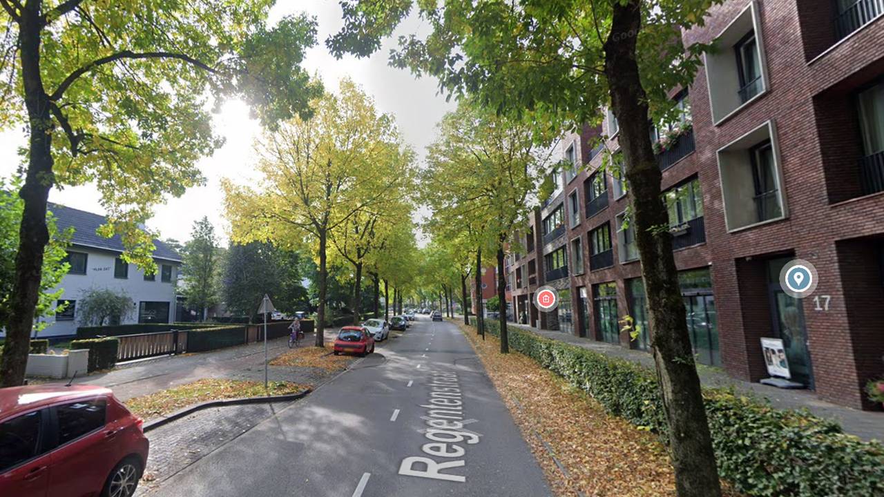 Rechts werd de vlag van de gevel getrokken. Daarna liep het aan de andere kant van de staat helemaal uit de hand (foto: Google Maps).