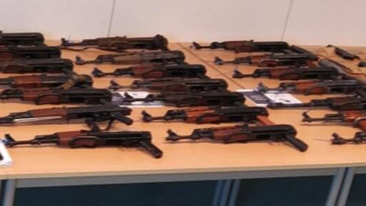 In de garagebox werden meerdere wapens gevonden (foto: OM).