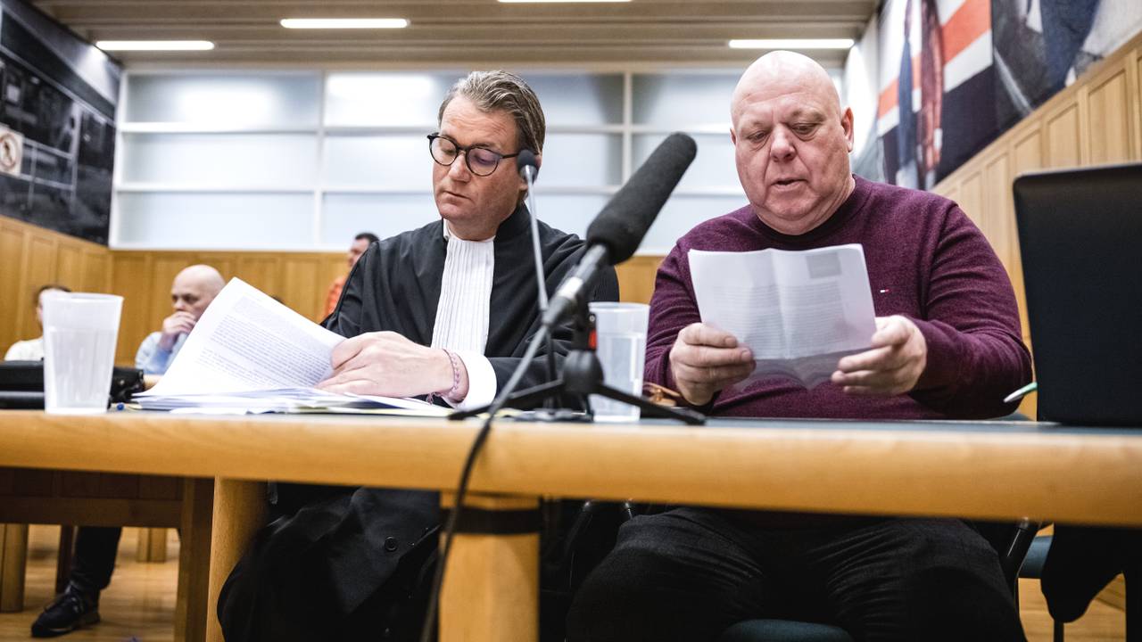 Peter Gillis en zijn advocaat maandag in de rechtbank in Den Bosch. (Foto: ANP)