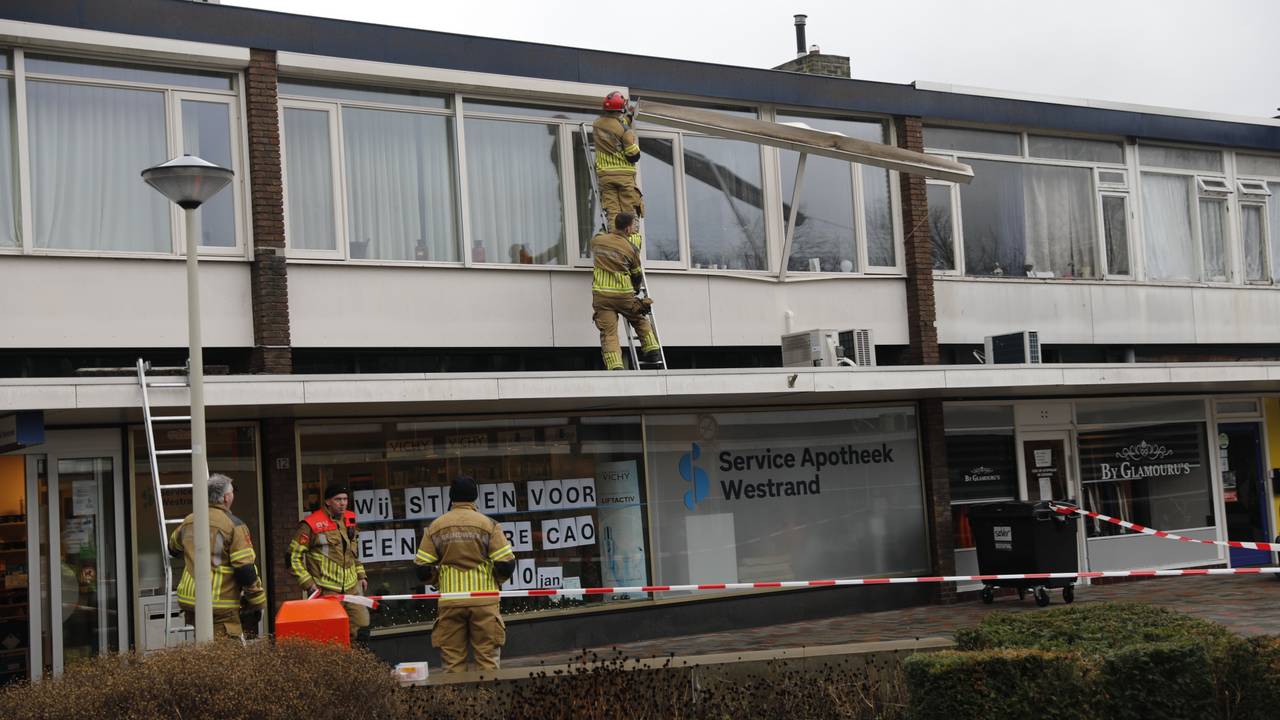 De brandweer is druk in de weer met het losse rolluik (Foto: Christian Traets / SQ Vision).
