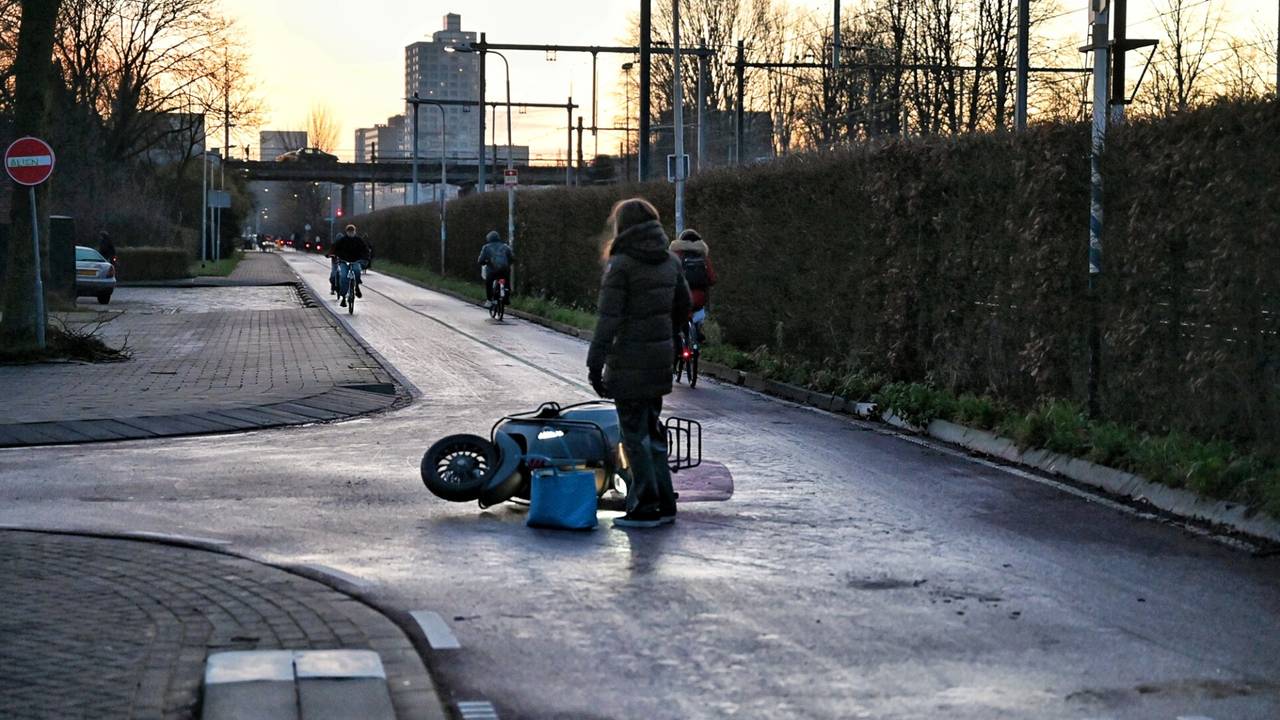 Veel weggebruikers gaan onderuit op dit fietspad in Tilburg (foto: Toby de Kort/SQ Vision).