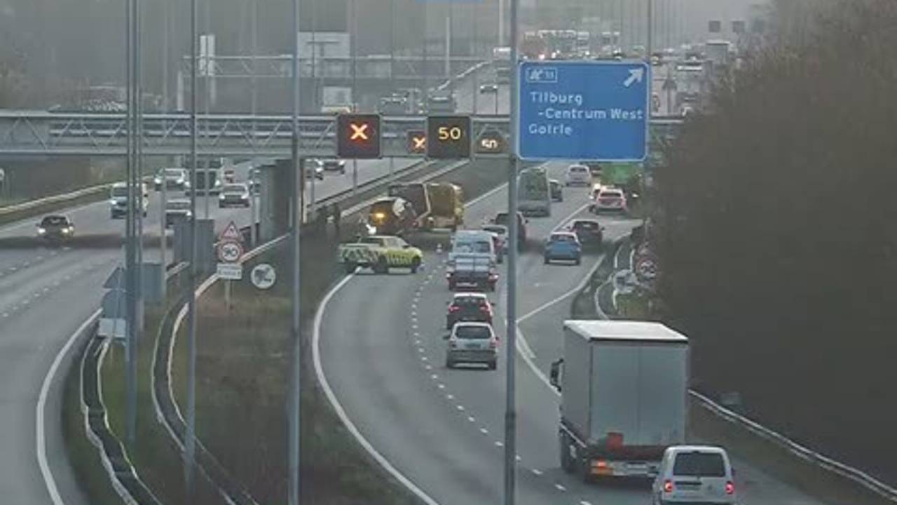 De linkerrijstrook is afgesloten (foto: Rijkswaterstaat Verkeersinformatie).