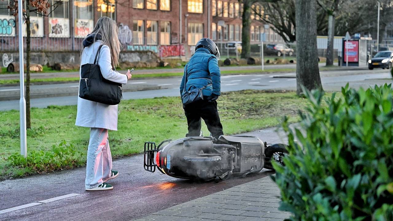 Deze scooterrijdster in Tilburg is ook gevallen (foto: Toby de Kort/SQ Vision).