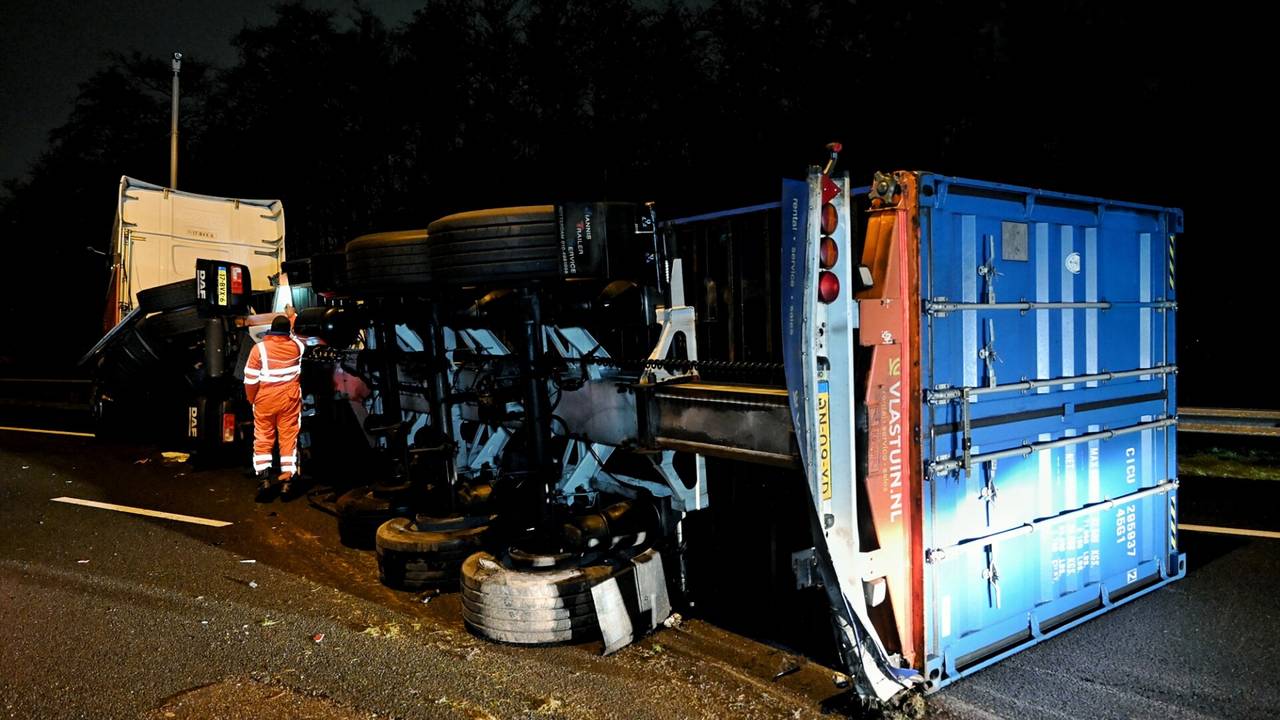 Vrachtwagen gekanteld met duizenden kilos meubilair.