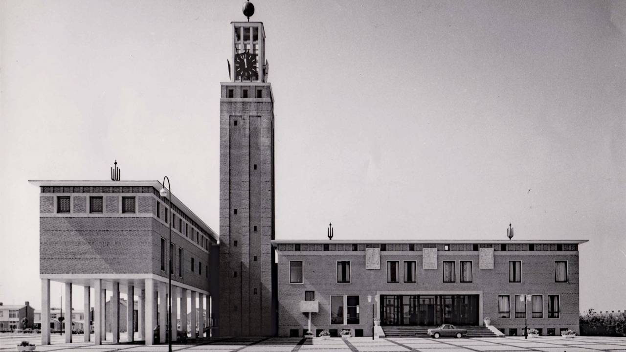 Het monumentale gemeentehuis in Rijen bij de opening in 1961 (foto: Beeldarchief Heemkring Molenheide).