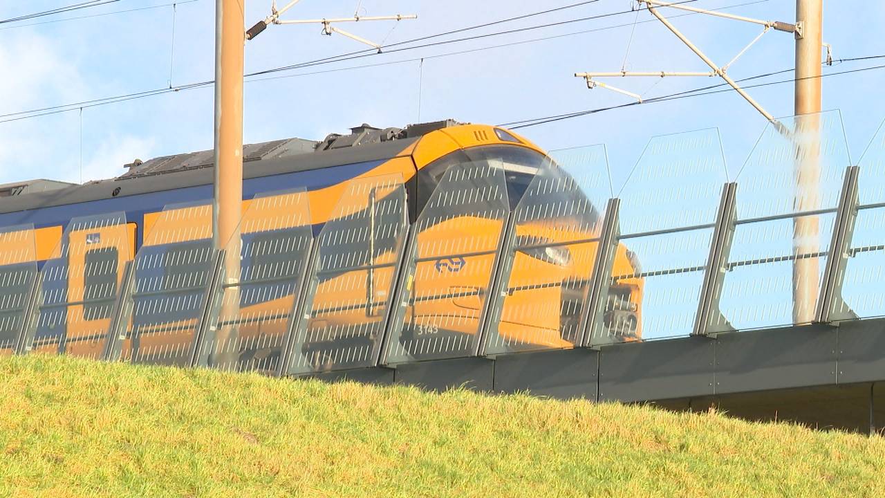 Volle trein gestrand na aanrijding, eind van de middag weer treinverkeer.