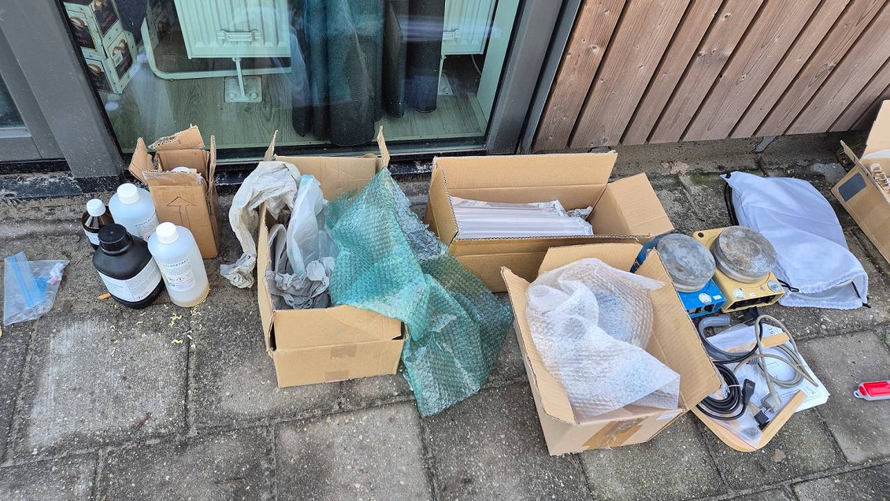 Een deel van de spullen die de politie vond (foto: Politie Bergen op Zoom).