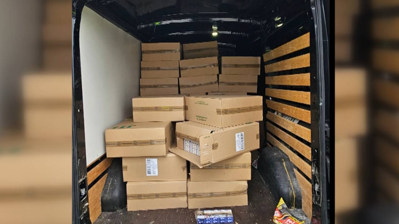 De bus met 52 dozen sigaretten (foto: Politie Eersel De Kempen).