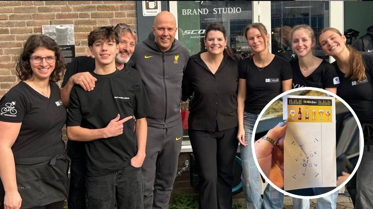 Het team van wielercafé Cyklist met trainer Arne Slot en het briefje (foto's: Studio040).