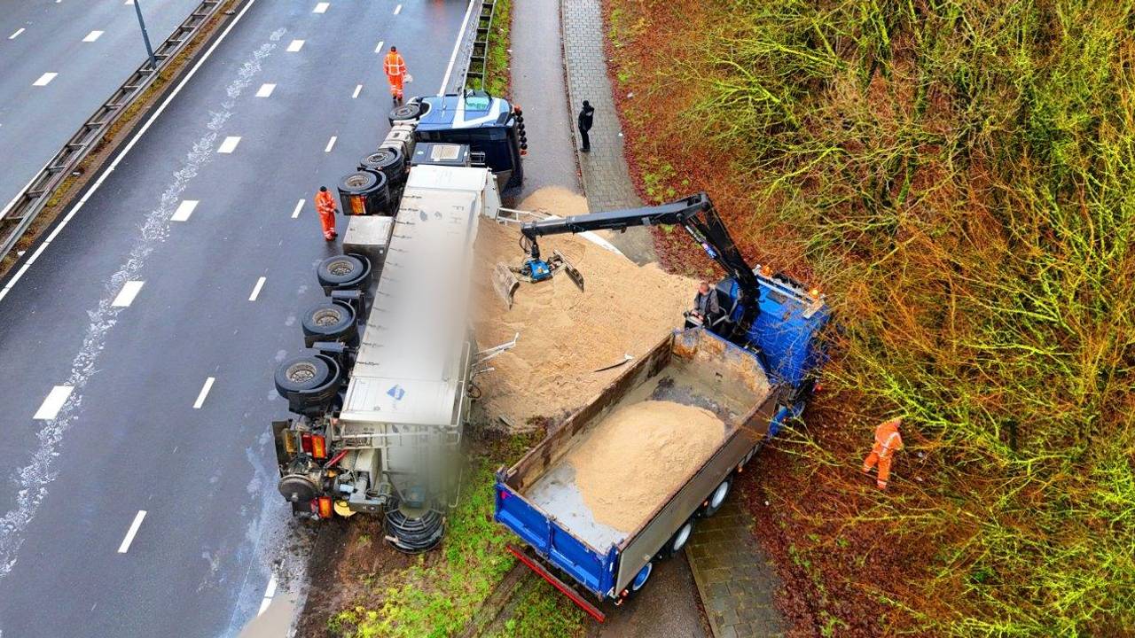 Afrit A59 afgesloten door gekantelde vrachtwagen met duizenden kilos zand.